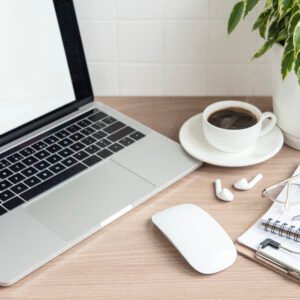 Laptop en escritorio con taza de café