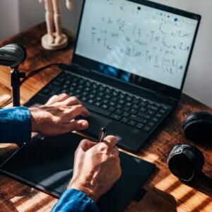 Profesor dictando clase online